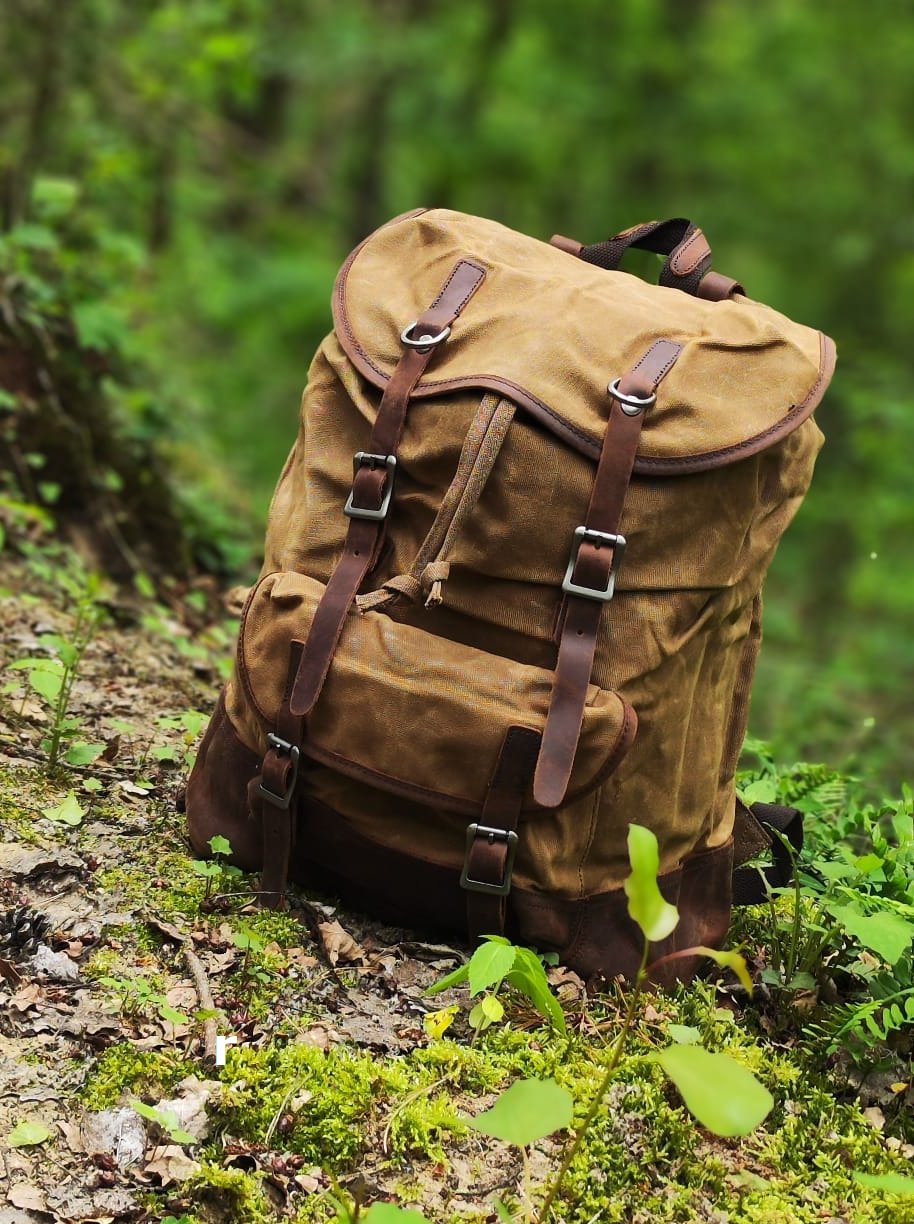 brauner Rucksack im Wald